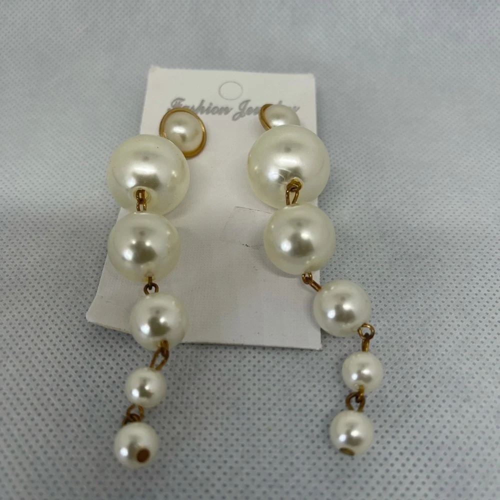 Fashion pearls Earrings - Picture 2 of 3